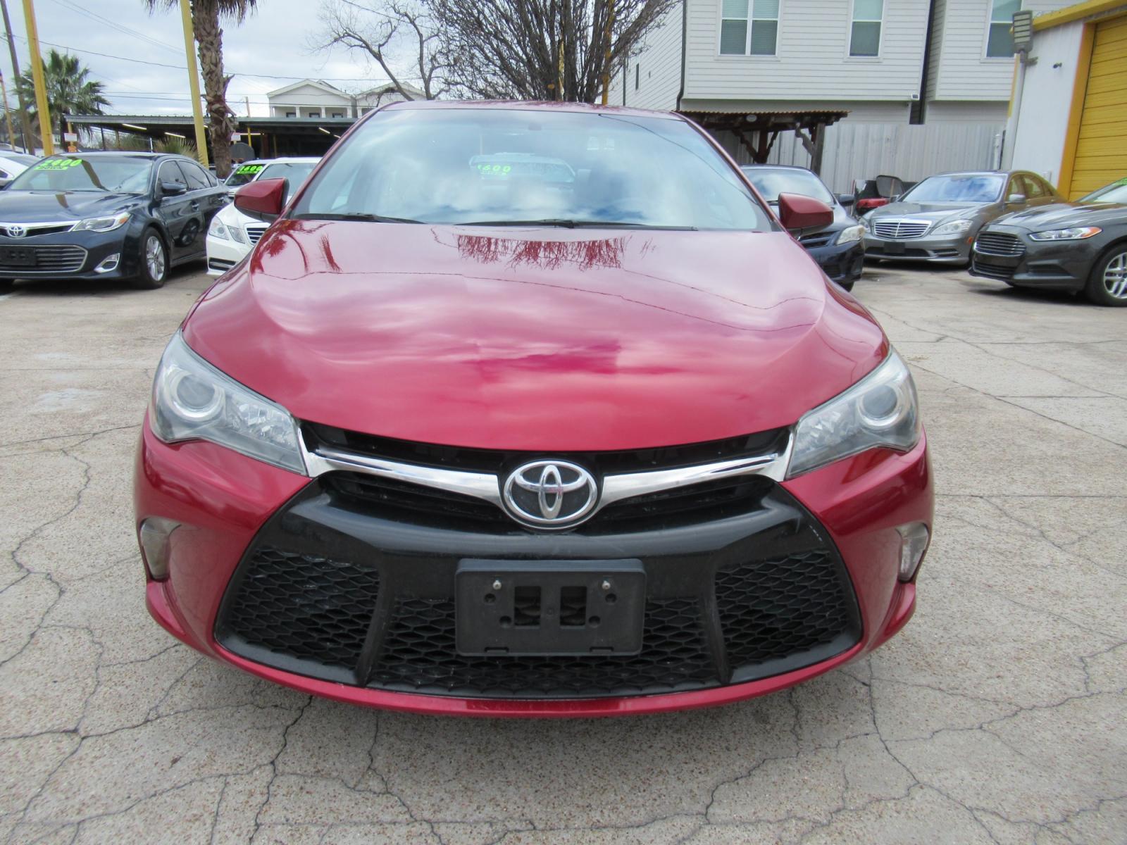 2016 Red /Gray Toyota Camry SE (4T1BF1FK0GU) with an 2.5L L4 DOHC 16V engine, Automatic transmission, located at 1511 North Shepherd Dr., Houston, TX, 77008, (281) 657-1221, 29.798361, -95.412560 - 2016 TOYOTA CAMRY SE VIN: 4T1BF1FK0GU603177 4 T 1 B F 1 F K 0 G U 6 0 3 1 7 7 SEDAN 4 DR 2.5L I4 F DOHC 16V GASOLINE FRONT WHEEL DRIVE - Photo #22